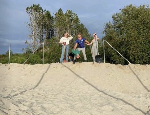 Dugnadsgjengen jobber på med å skuffe sand
