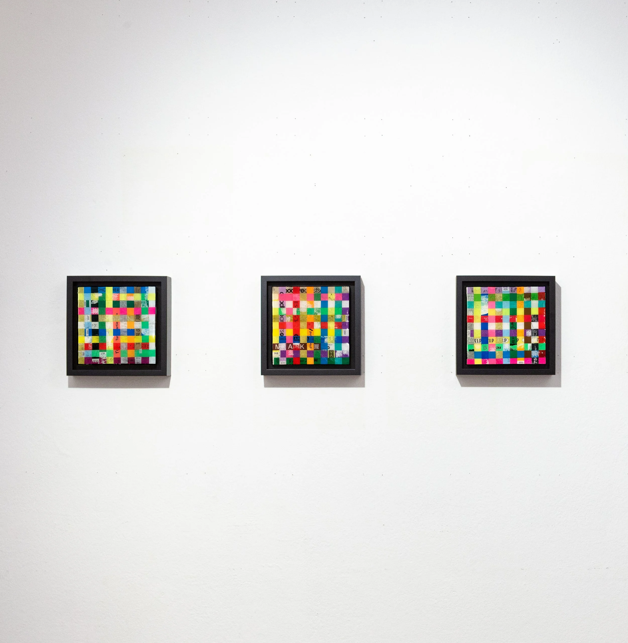  Don't Lose Yourself (II)  
 2024
 Wristbands & resin on wood
 25 x 25 cm 
 framed