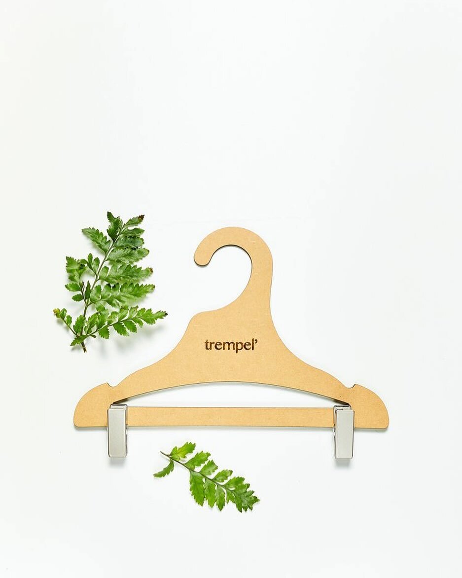 We offer hangers with clips, perfect for hanging trousers and jeans. These clips provide a secure grip, keeping your pants neatly organized and wrinkle-free ♻️

Explore our range of hangers to find the perfect solution for your closet.

Shop at www.t