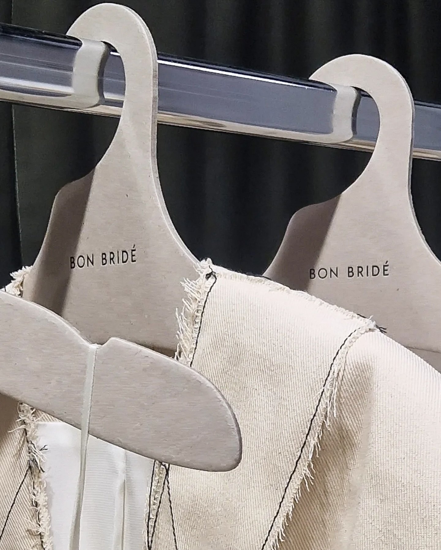 Trempel Grey cardboard hangers with black logo design for @bonbride 💚

&bull; Ideal for packaging, showrooms, and retail displays
&bull; Personalized with your brand logo
&bull; Great for product photos and store presentation

Shop at www.trempel.lv