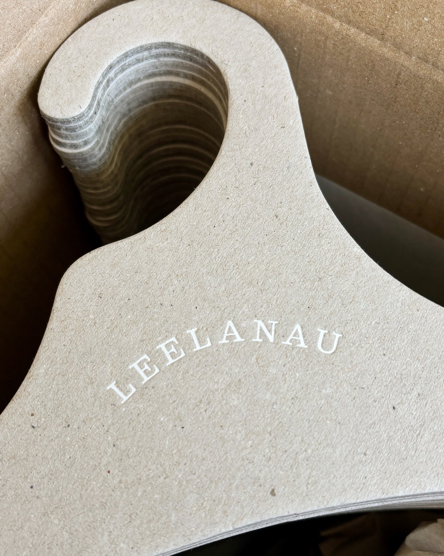 We create custom hangers with your brand&rsquo;s logo to elevate your visual presentation.
Perfect for showrooms, pop-ups, photo shoots, and everyday branding 💚

A clean and minimal design for @leelanaugoods  @trude_store @bypias 🌱

#hangerwithlogo