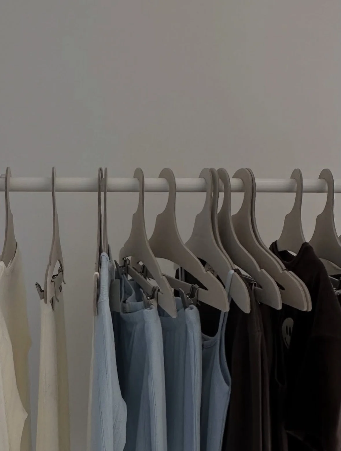 We create custom hangers with your brand’s logo to elevate your visual presentation.
Perfect for showrooms, pop-ups, photo shoots, and everyday branding 💚
A clean and minimal design for beautiful @lunilou 🌱
#hangerwithlogo #customhangers #b