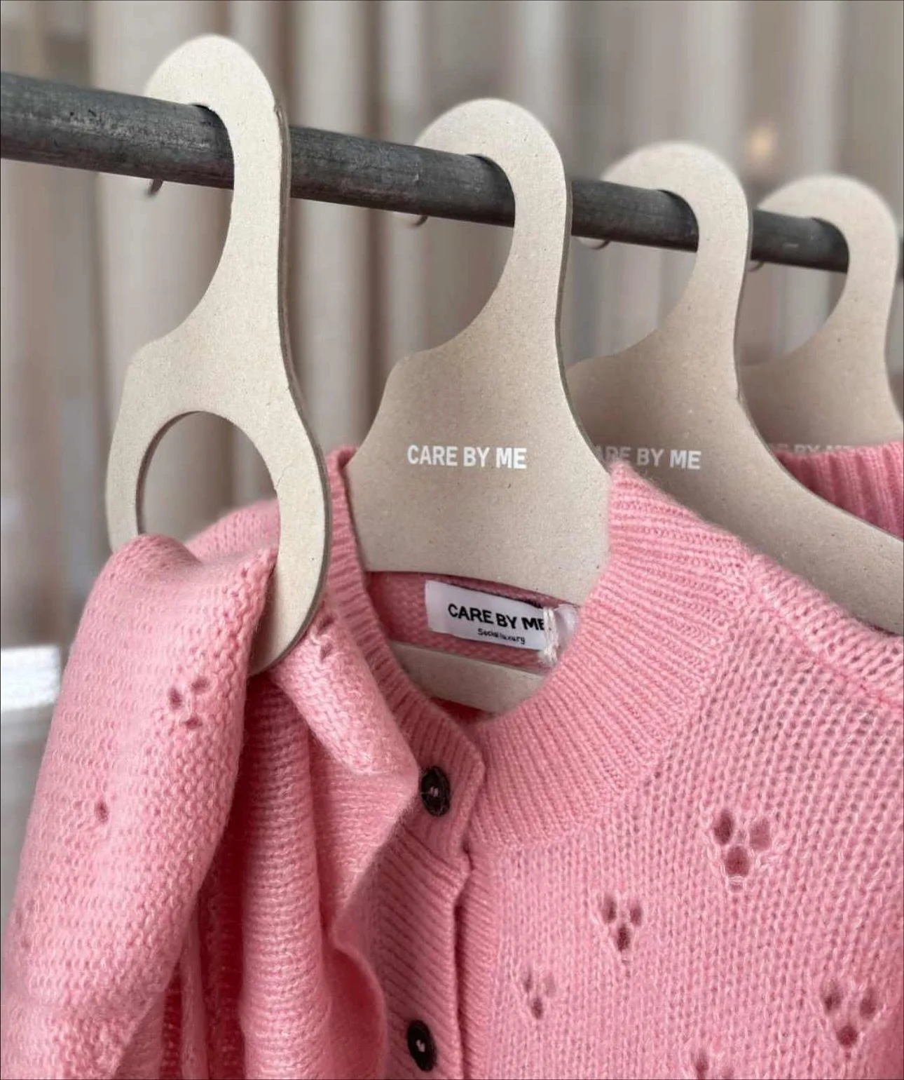 All our hangers are thin, strong, and won’t break easily. Perfect for a sustainable lifestyle ♻️
Thank you @carebyme 🩷
#sustainableboutique #sustainablehangers #ecofriendlyproducts #cardboardhangers