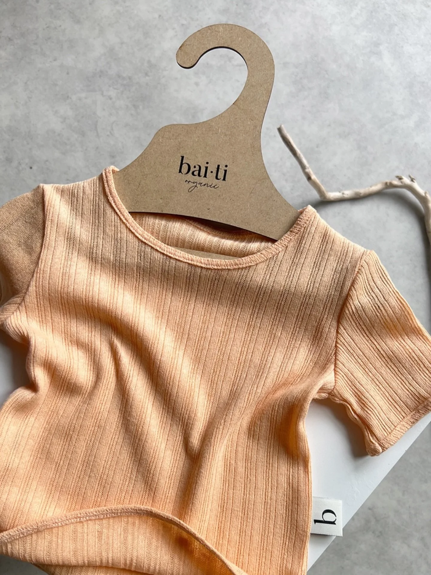 Trempel wooden hangers crafted from high-quality 100% recycled and recyclable pressured wood fiberboard 🌿
A slim profile for durability and smart space utilization.
Thank you @baiti.organic 💚
#wooden #woodhangers #woodenhangers #hanger #hangers