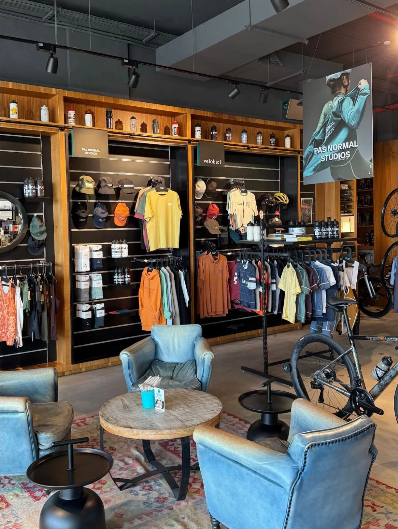 Clothes look better when they hang right.

Minimal, durable, and eco-friendly hangers for every store ♻️💚

Thank you @pedal.cc 💚

#hangers #sustainableproducts #ecofriendly #trempel #retaildesign #retailstore