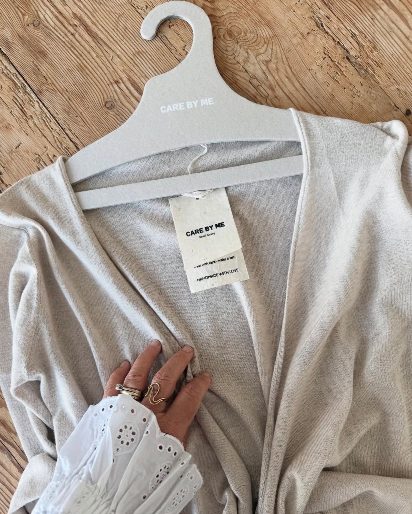 Transform simple hangers into a powerful branding tool.

Sleek design, custom logo, and personalized tag turn Trempel hangers into an elegant showcase of your brand&rsquo;s professionalism and attention to detail.

Thank you @carebyme @camillagullits