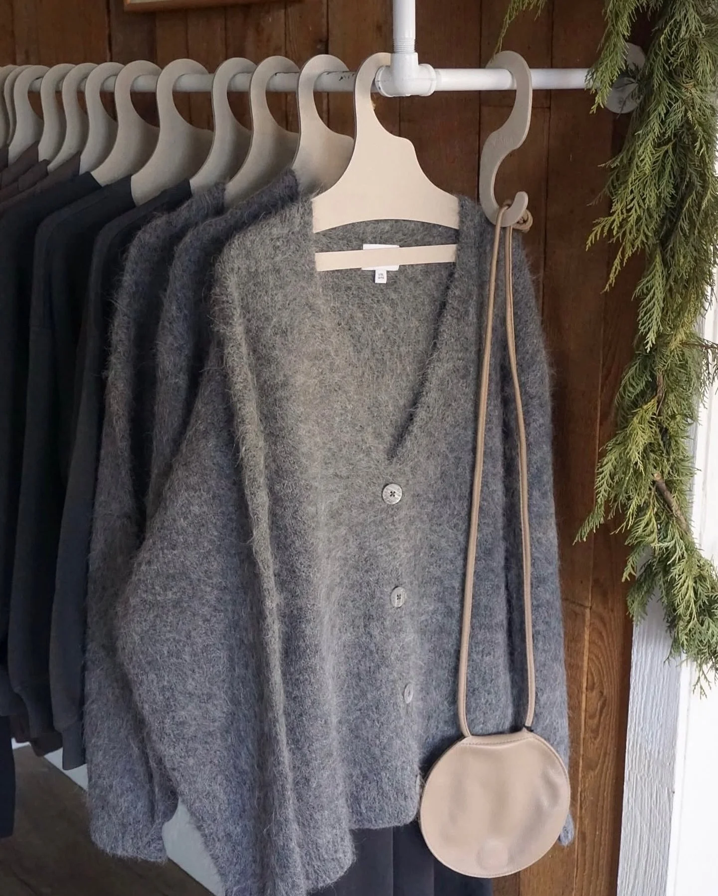 Creating high-quality sustainable hangers for @alma_langley_ 💚

Fully biodegradable and recyclable ♻️

#hangers #sustainablehangers #sustainablefashion #design #customhanger