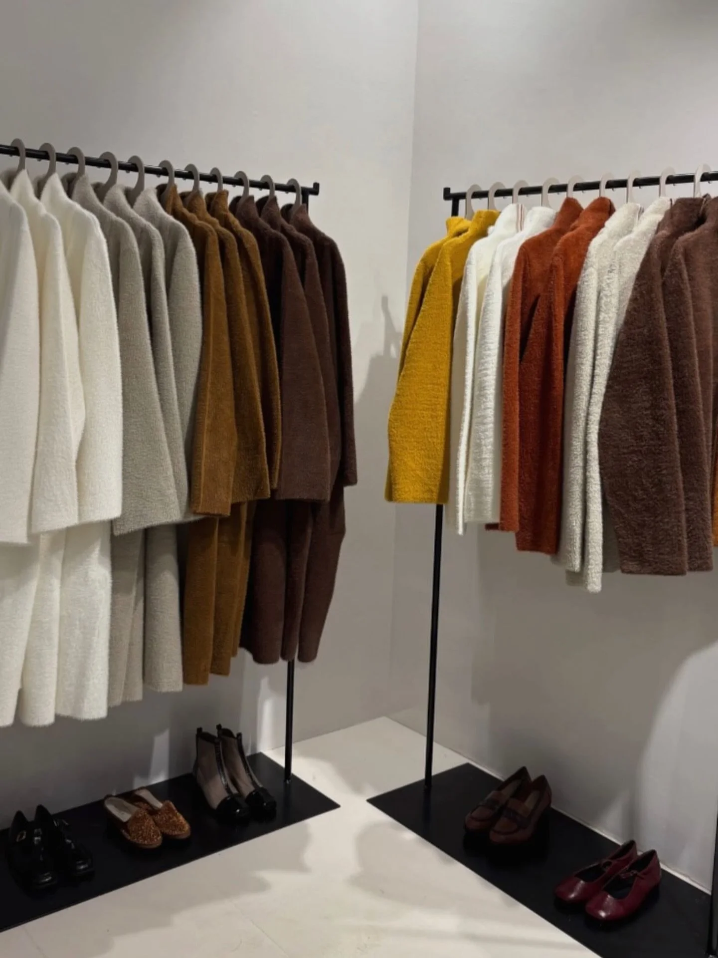 Discover our eco-friendly hangers made from wood, fiberboard, and recycled plastic 🌿

All our hangers are thin, strong, and won&rsquo;t break easily. Perfect for a sustainable lifestyle ♻️

Thank you @mimamuni.collections 💚

#sustainableboutique #s