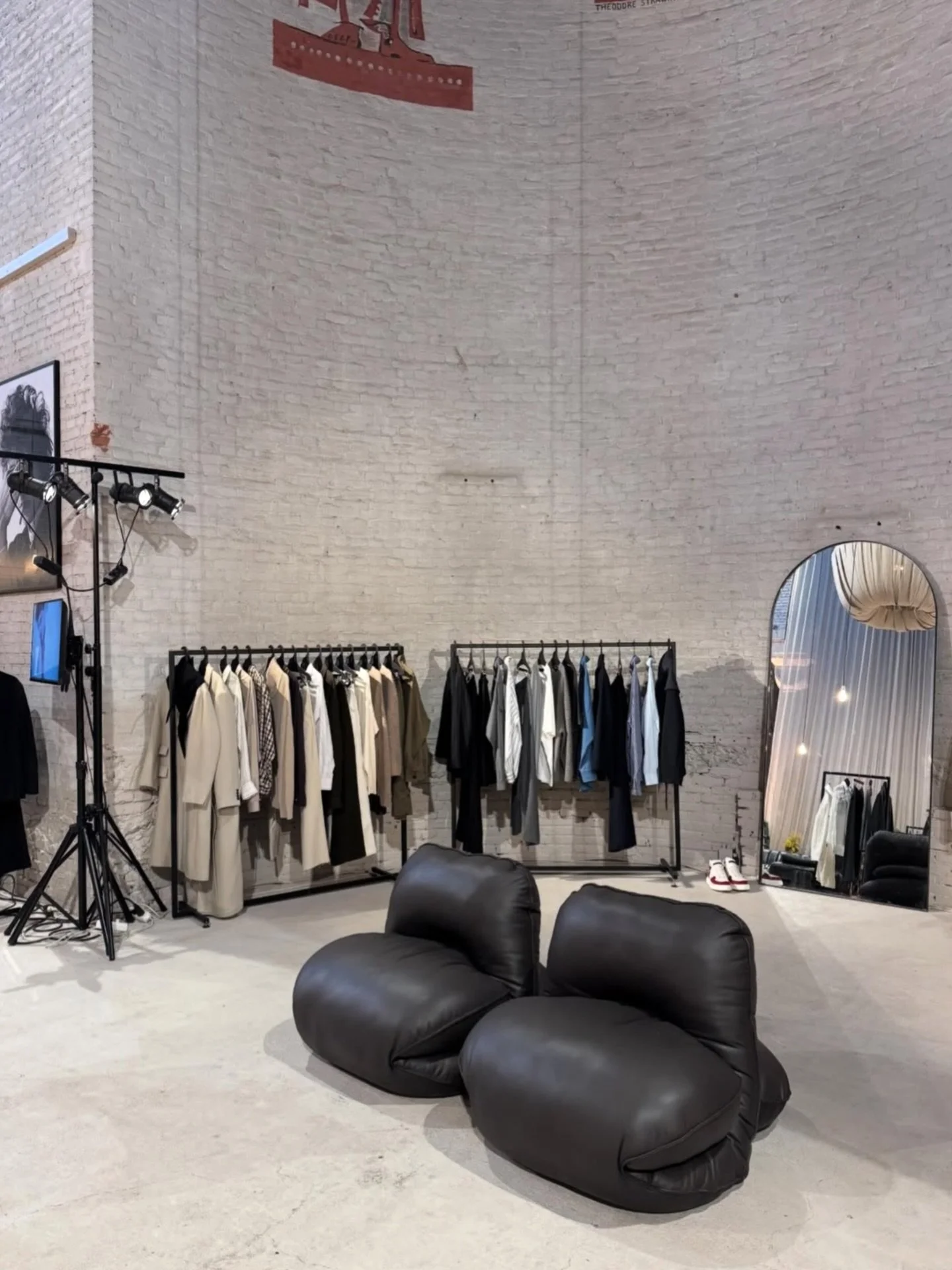 Custom sustainable hangers for @adnym_____ @hands_and_legs 💚

Lightweight.
Recyclable.
Designed with care.

A small detail with a meaningful impact ♻️🌎

#retaildesign #retailstore #merchdesign #merchendise #hangers