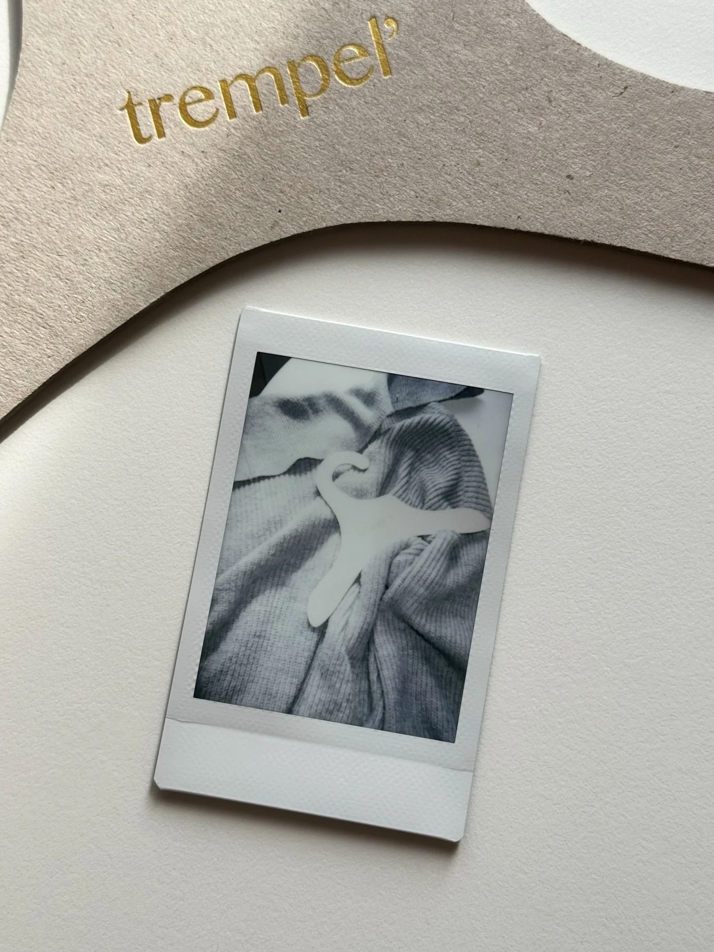 A small detail that makes a big impression.

Cardboard hangers with your logo. 
Perfect for packaging or as a thoughtful gift for your clients 🌿

Prices start from &euro;8.99 depending on your needs and customization. 
We&rsquo;re confident in our q