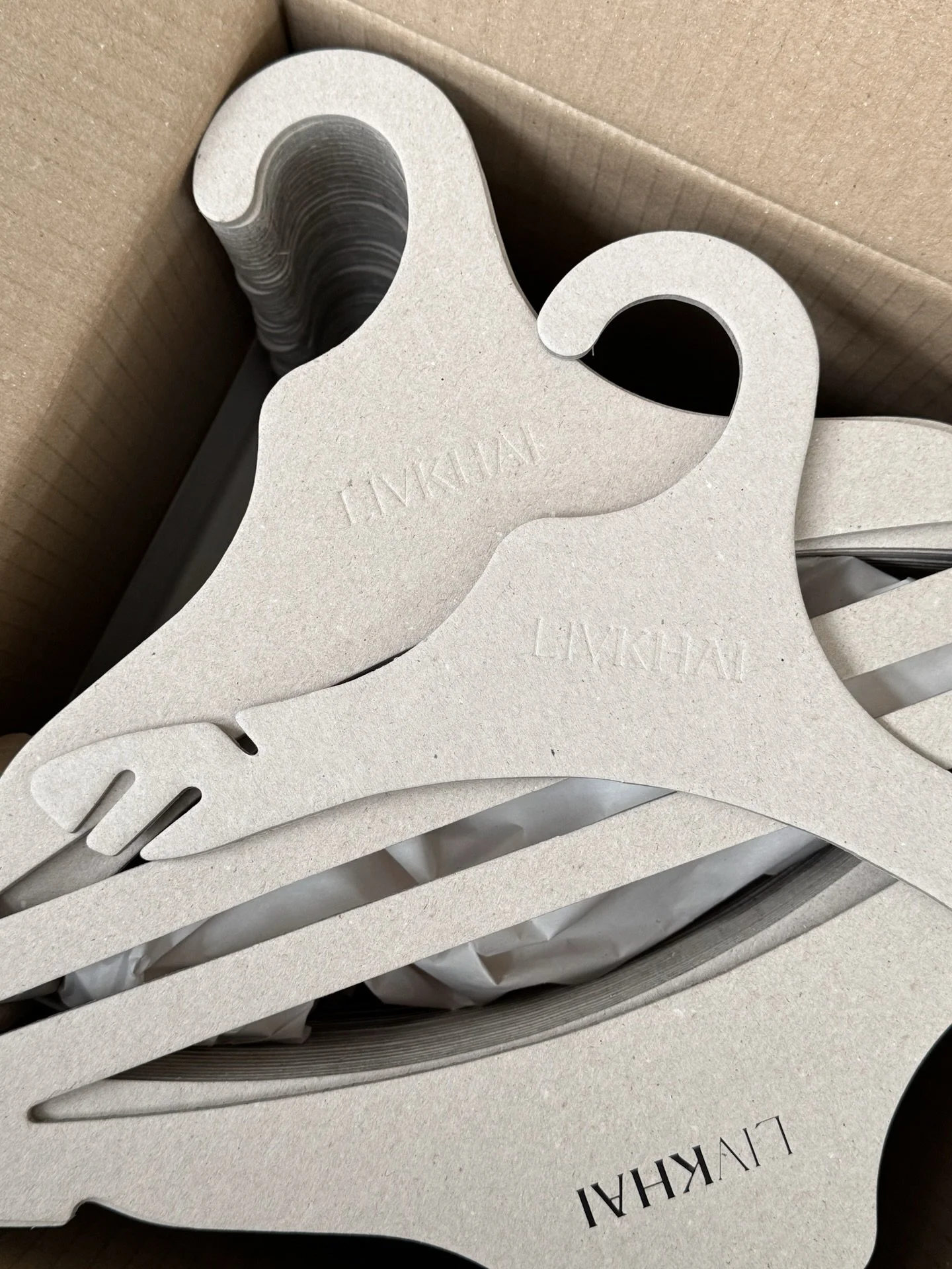 Trempel Samples ♻️

The perfect way to experience our sustainable hangers before placing a larger order.
Designed for brands, showrooms, and retailers who value quality, aesthetics, and responsibility.

▫️ Explore materials, colors, and finishes
▫️ T