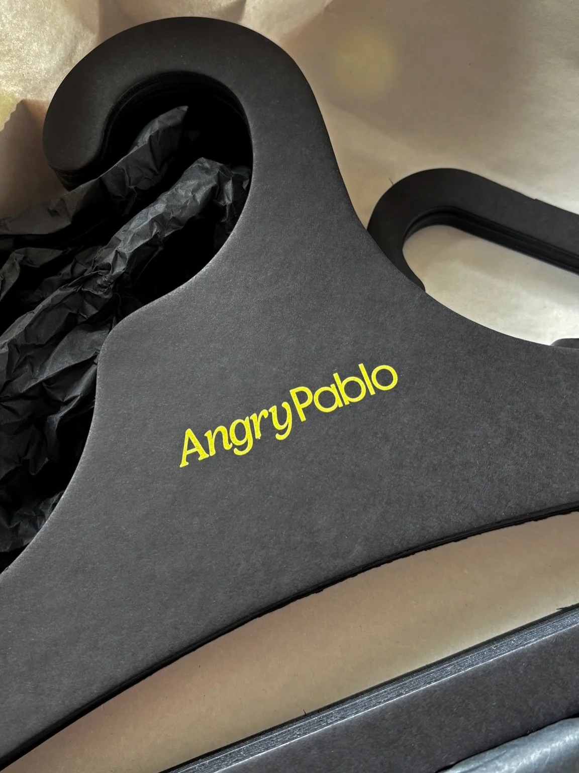 A few of our custom hanger projects 💚

From minimal logos to bold branding, our custom cardboard hangers are designed to match each collection and aesthetic perfectly.

Eco-friendly, durable and fully customizable.

Which design is your favorite?
Le