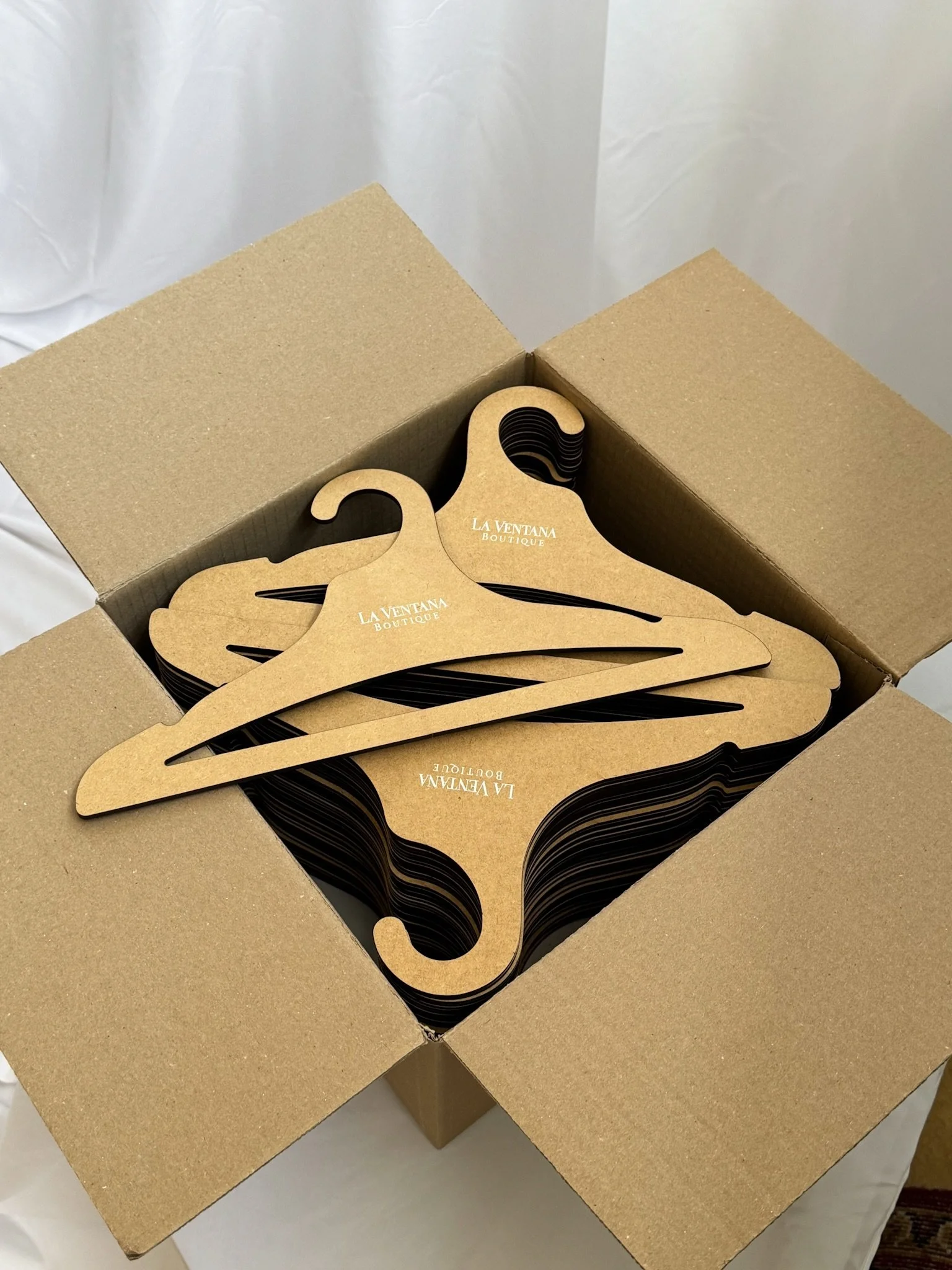 Trempel Wooden hangers with white logo design for @laventana_boutique 🤍

Exo-friendly and space-saving 🌱

#ecohangers #hangerswithlogo #customhanger #customhangers #hanger