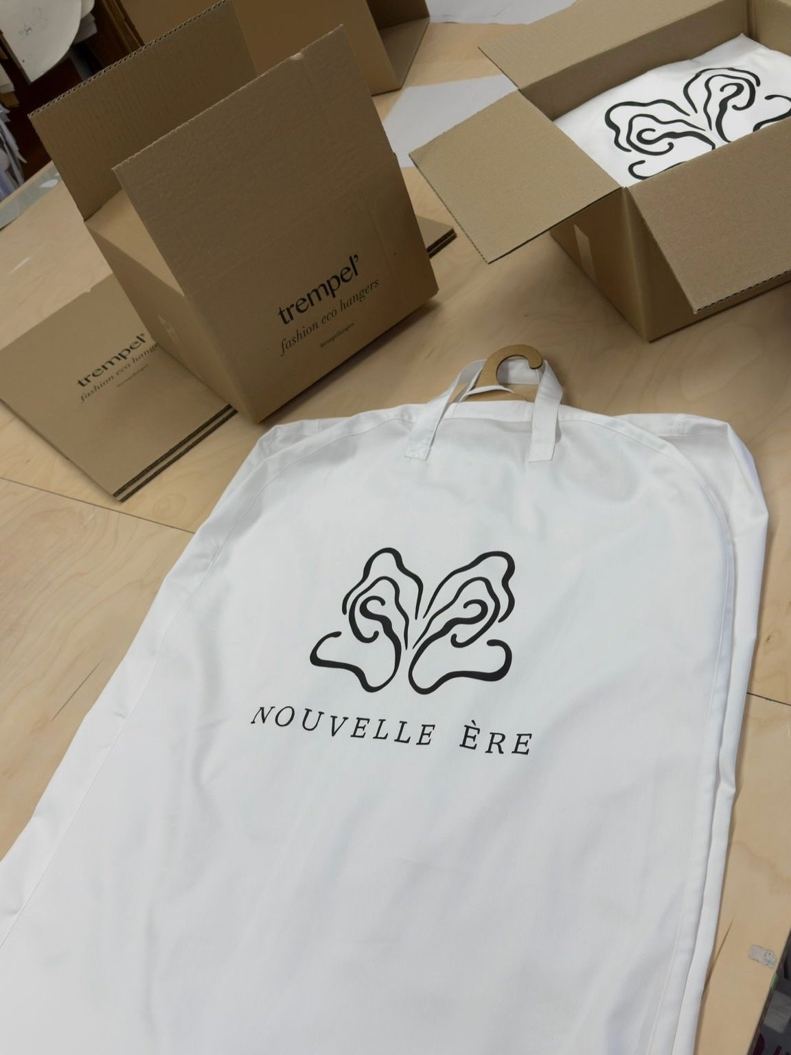 Custom garment bags with brand logo for @nouvelle___ere 🤍

&bull; Logo customization available
&bull; Ideal for fashion brands, bridalwear, ateliers and showrooms
&bull; Available with matching custom hangers for a complete branded set

Great packag