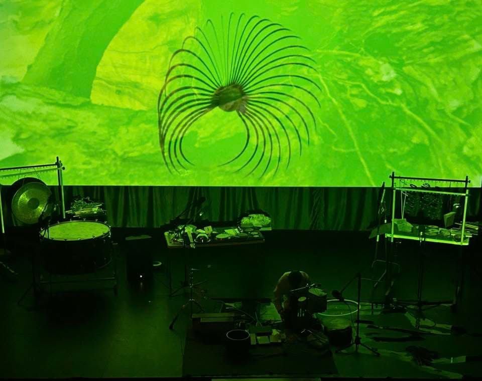 Ressonâncias Climáticas: A Sinfonia das Esferas Percussivas • ópera de Vitor Rua