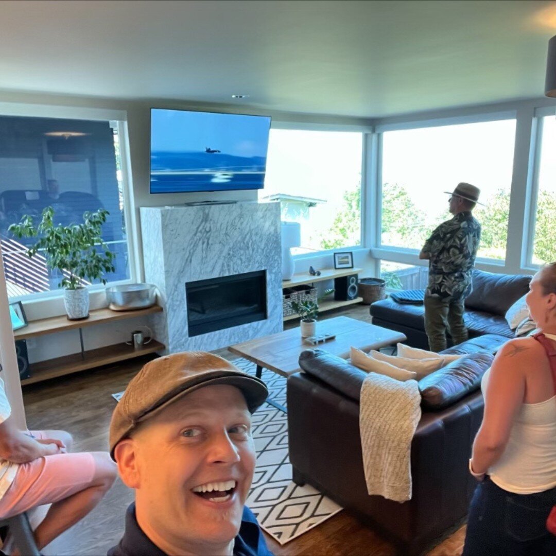 We had a blast with clients and friends last weekend at our newest listing on Walnut Ave SW in Seattle. The property&rsquo;s &lsquo;sky lounge&rsquo; was the perfect spot to watch the Blue Angels do their thing! Thanks to all those that came out. ICY