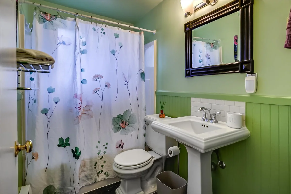 18-14043 Burke Ave N--19.jpg