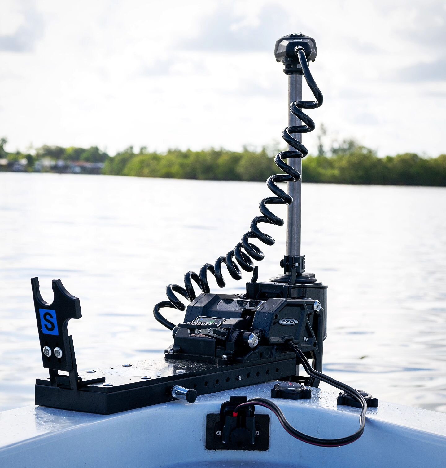 We are loving our @shore_up trolling motor mount paired with the new @power.pole Move trolling motor! Not only is it a quick release mount, it's adjustable, and supports the trolling motor shaft so the head isn't getting beat up. 

This is one of sev