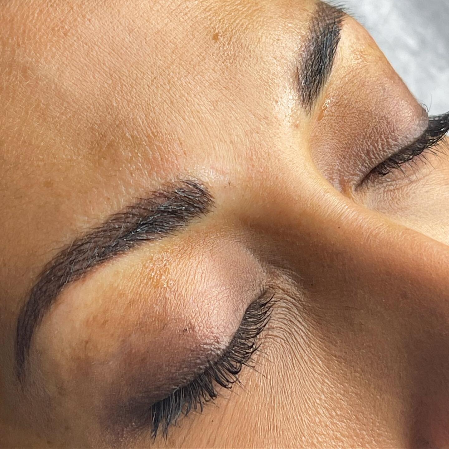 A nicely textured hybrid brow to cover up previous microblading. So satisfying to see these brows come back to life! 👏🏻 

Hybrid Brows (+ brow rehab) by Erin @contour.and.ink | Beverly Hills + Seattle