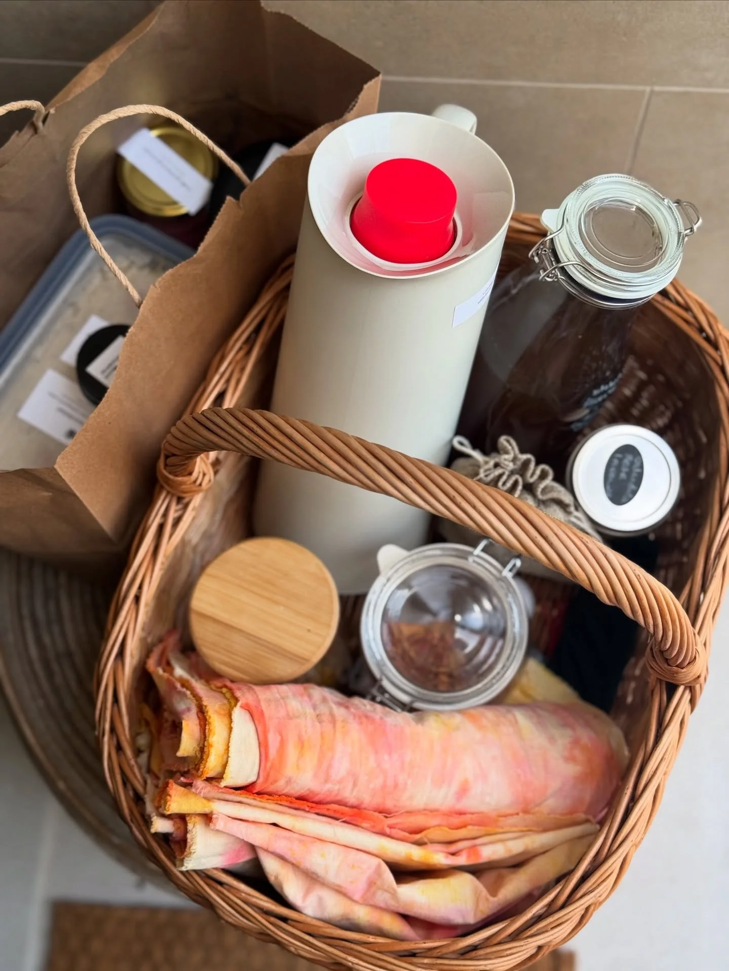 The postpartum basket&hellip;🌼 different with each mama but always bringing in all the warmth, nourishment and sooo much love🧡 

Treasures I usually carry with me to home-visits: 
- home made herbal infused oil for massage✨
- freshly brewed herbal 