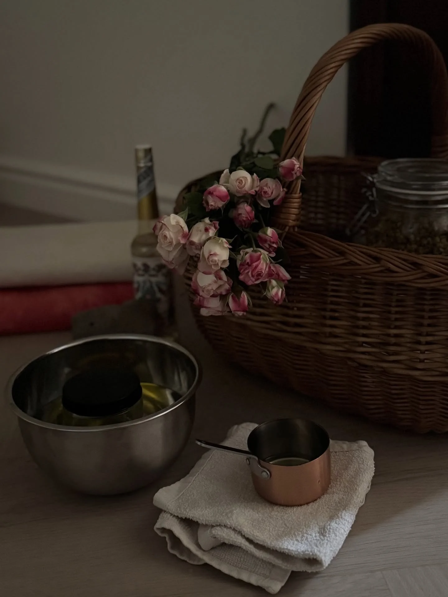 Offering traditional postpartum care, deeply rooted in ancient wisdom and woven with loving intention.

Designed to hold the mother and her baby in their sacred space after birth, guiding her through this sacred rite of passage. Using practices passe