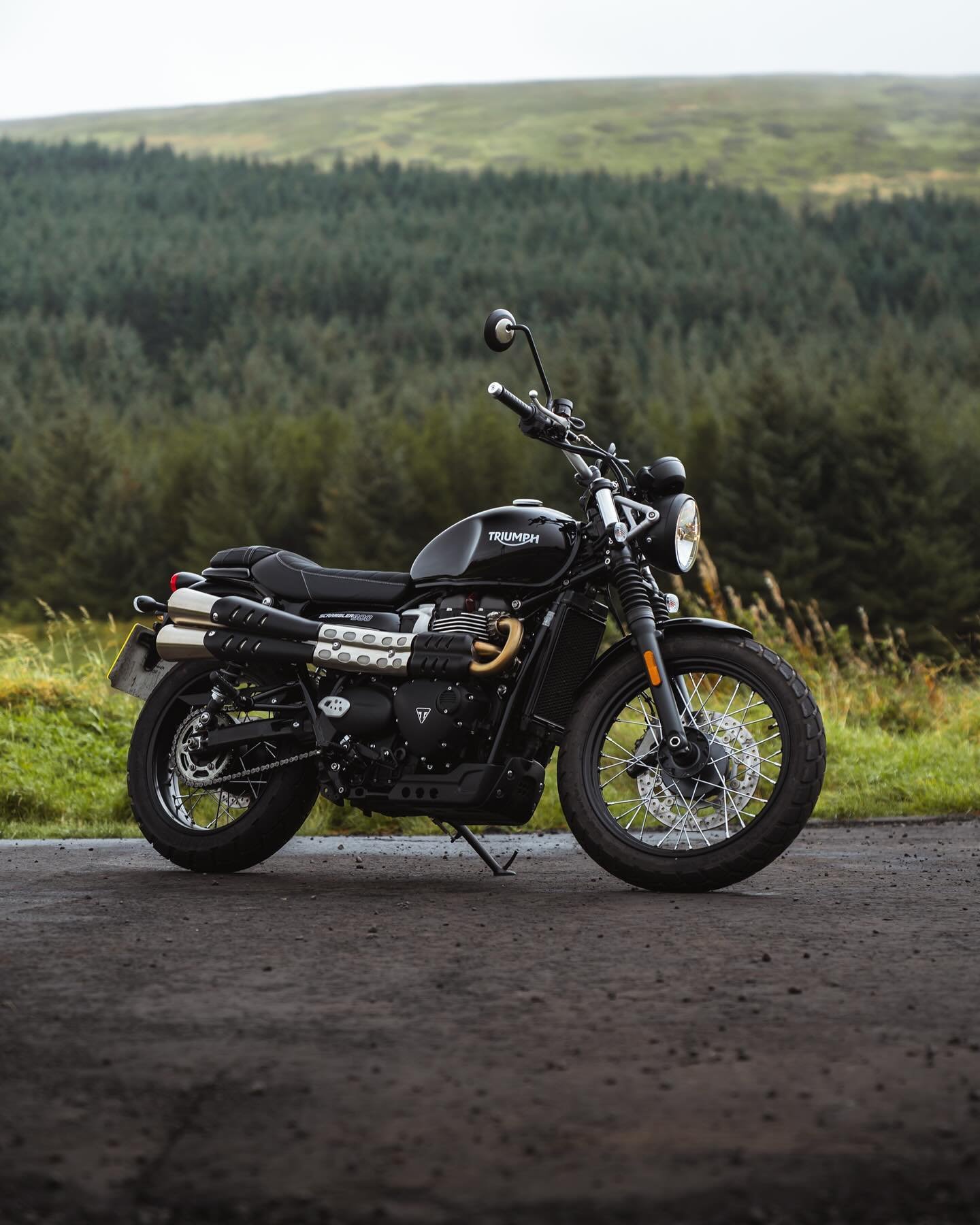Where are all my biking followers at? 

Biking weather is (very) slowly coming back around again. Gotta take those dry days and evenings when I can get them! 

Looking forward to another delivery from @triumphuk at the end of the month. 

#triumph #t
