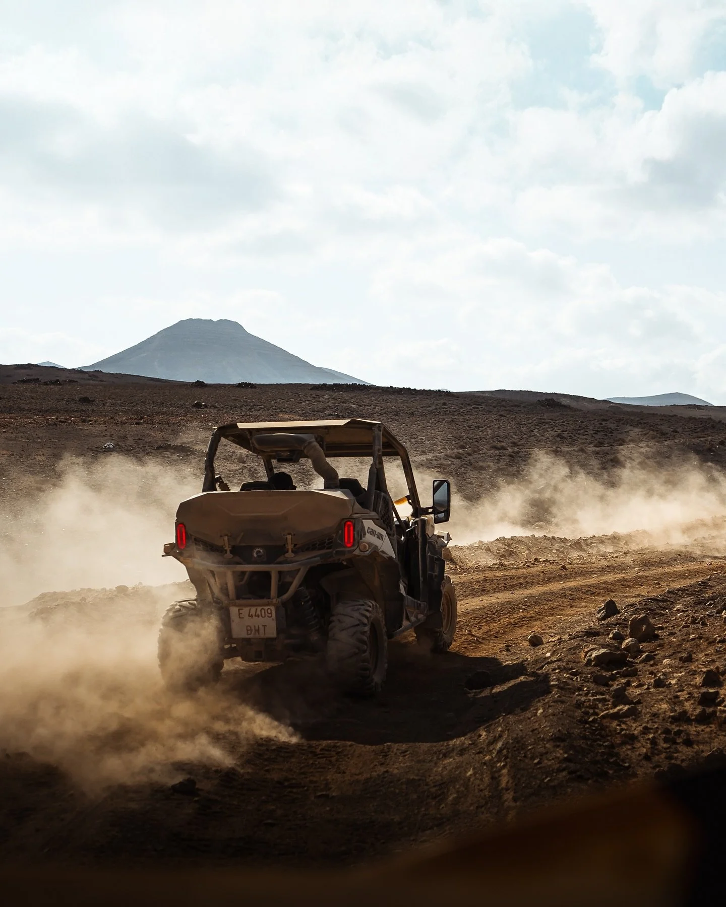 Now this was fun! Off-roading on the dusty tracks of Lanzarote. 

A day in the buggy with @lamcoia at @aventuralanzabuggy - I&rsquo;ve wanted to do this for so long, and never got round to booking it. Until now! 

All action / driving shots taken by 