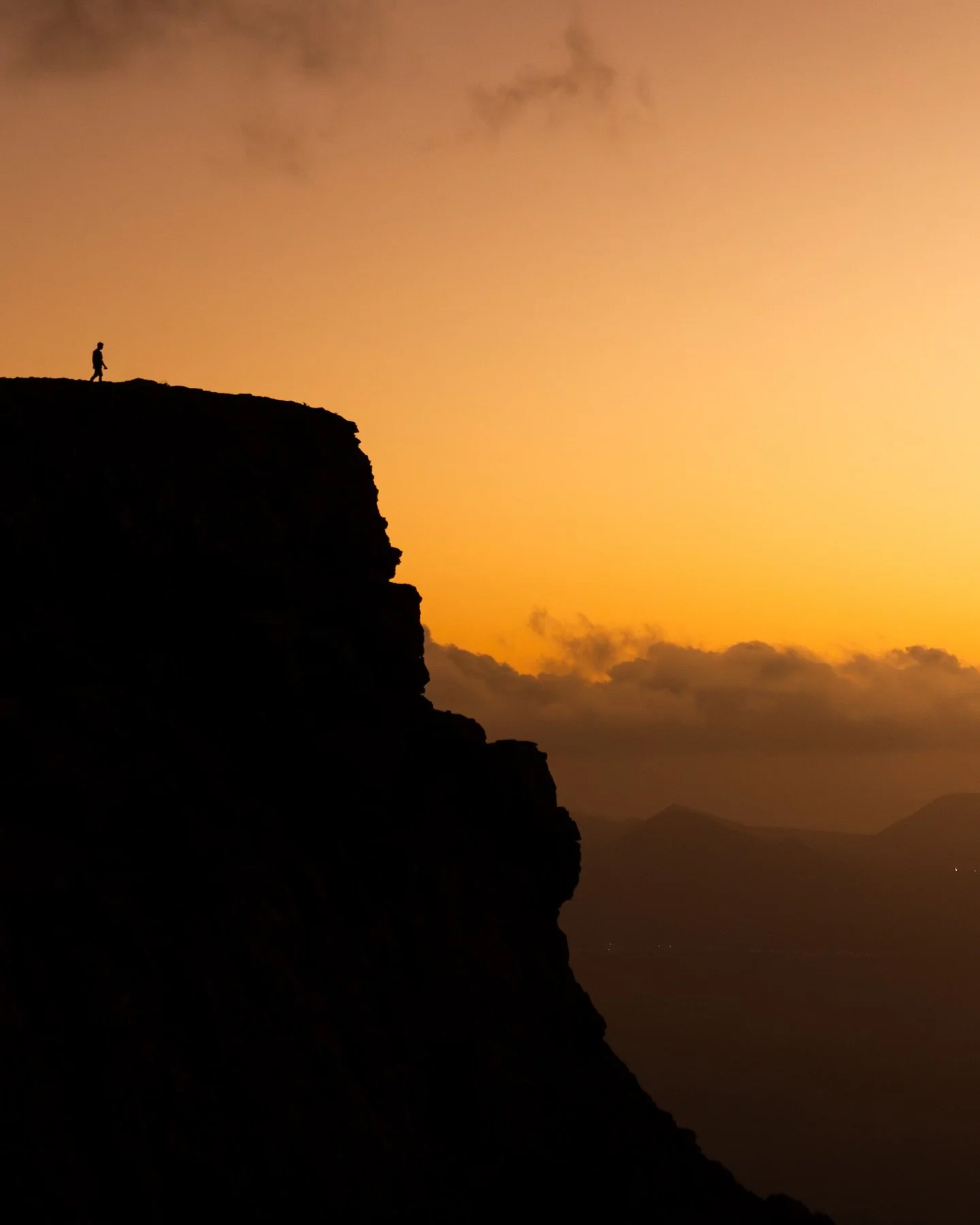 There&rsquo;s something special about sunset! 

Catching the last of the evening light high up on the cliffs of the north coast of Lanzarote. 

Lovely to meet @tony_farrell_photo up here too and grab a shot of him out on the edge. It&rsquo;s a no fro