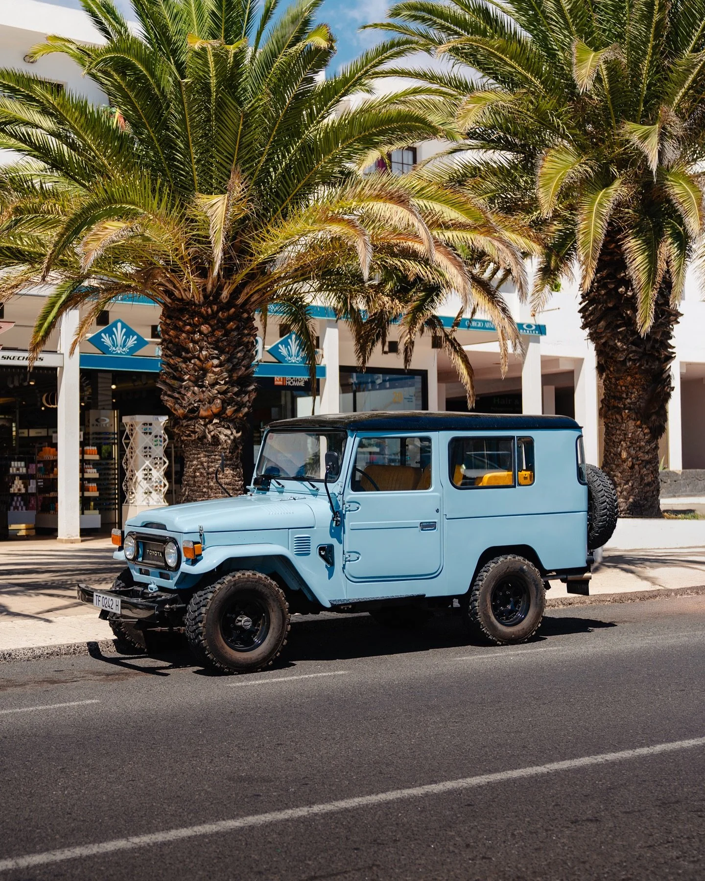 Couldn&rsquo;t resist taking some shots of this beautiful @toyota FJ40 out in Lanzarote. 

Would have been epic to shoot this in the volcanic landscapes. Anyone know the owner? 

#landcruiser #fj40 #toyotafj40 #toyotalandcruiser #lanzarote #4x4