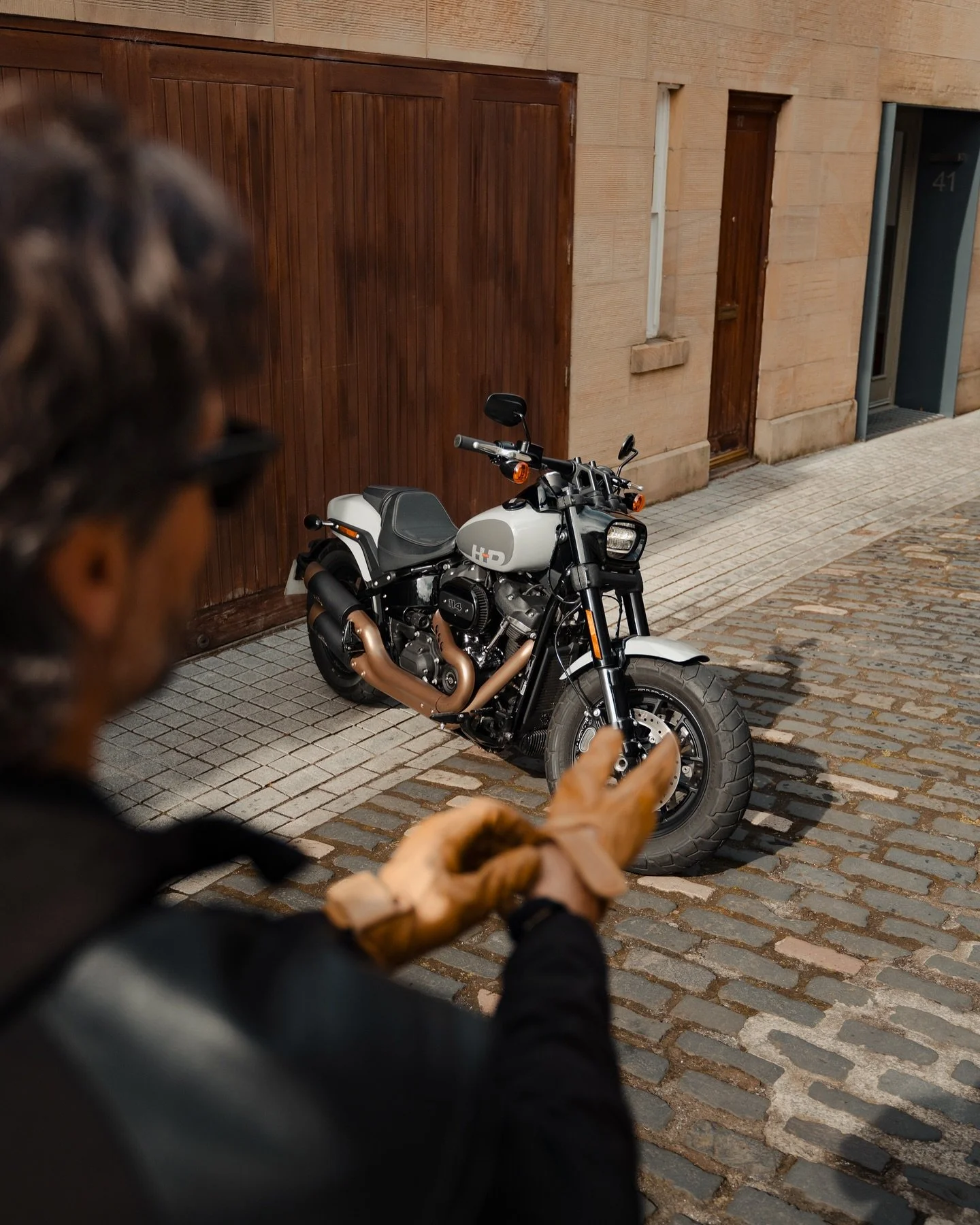 Warmer days exploring and shooting in the city with @salem.moto and @harleydavidson_uk 

Who wouldn&rsquo;t love to add the Fat Bob 114 to their garage!? 

#harleydavidson #harleydavidsonmotorcycles #harleydavidsonuk