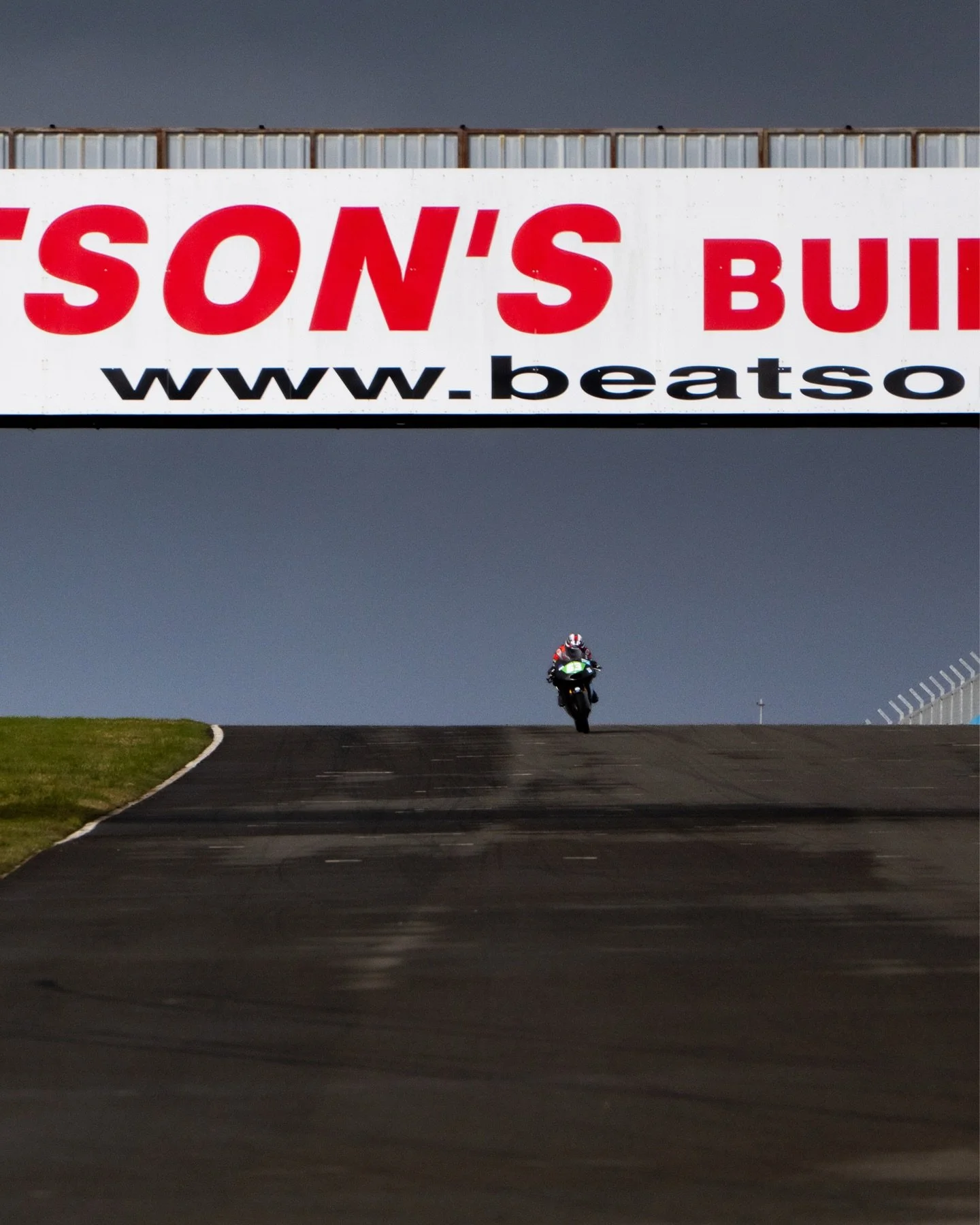 Set out to find some new perspectives at @knockhillracingcircuit this morning (new for me maybe anyway).

Chucked it after two hours in the freezing winds, rain and random patches of sun. 

My two takeaways from today - I need good camera friendly gl