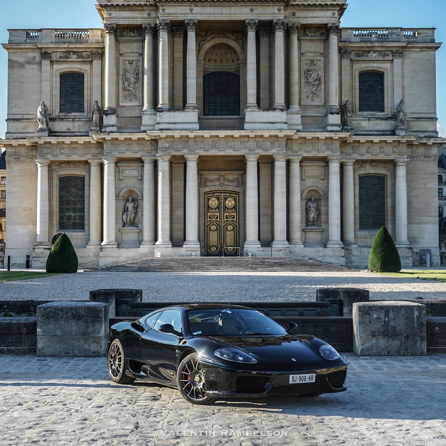 For sale: Ferrari 360 Modena &ldquo;stradale&rdquo;
Int&eacute;rieur cuir havane et carbone 
Silencieux Inox grille challenge 
Full set 

@simon.dinosport 🇮🇹
@valentinrambelson 📸

#ferrari #ferrariclassics #ferrari360 #ferrari360modena #ferrari360