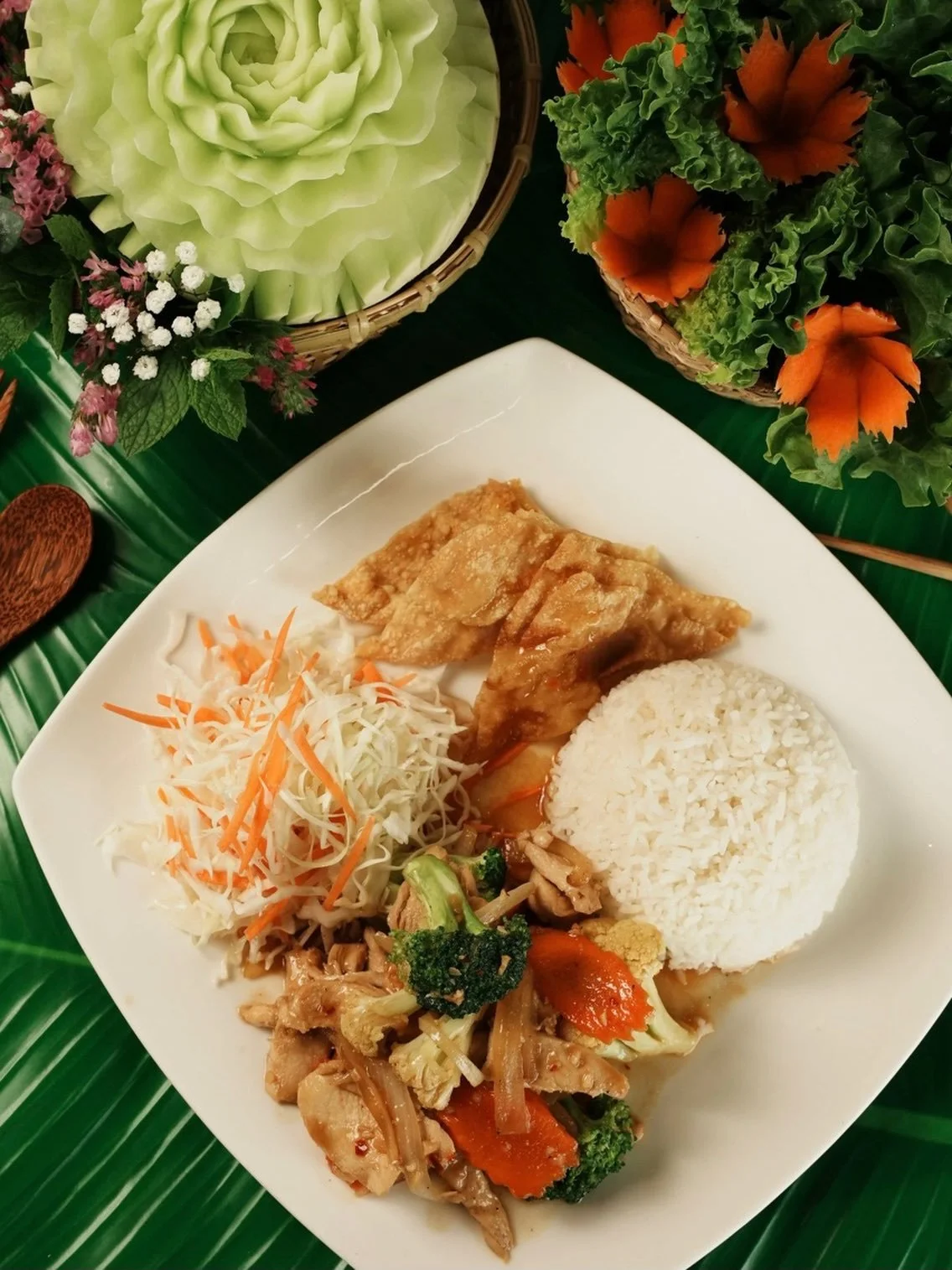 Bold flavours, fresh veggies, and comfort in every bite.🌶️✨ Our Garlic Pepper Sauce (VF Option) is a fan favourite for a reason&mdash;stir-fried broccoli, cauliflower, carrots, and onions tossed in a savoury garlic pepper sauce and served with fragr