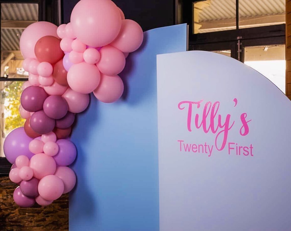 Bubblegum dream! Such a cute little garland to complement Tilly&rsquo;s 21st decor! 🎈💖🍬
.
.
.
For bookings and enquiries email us at info@mrandmrsvan.com.au or visit our website linked in our bio! 

#adelaideballoons #balloongarland #balloons #ade