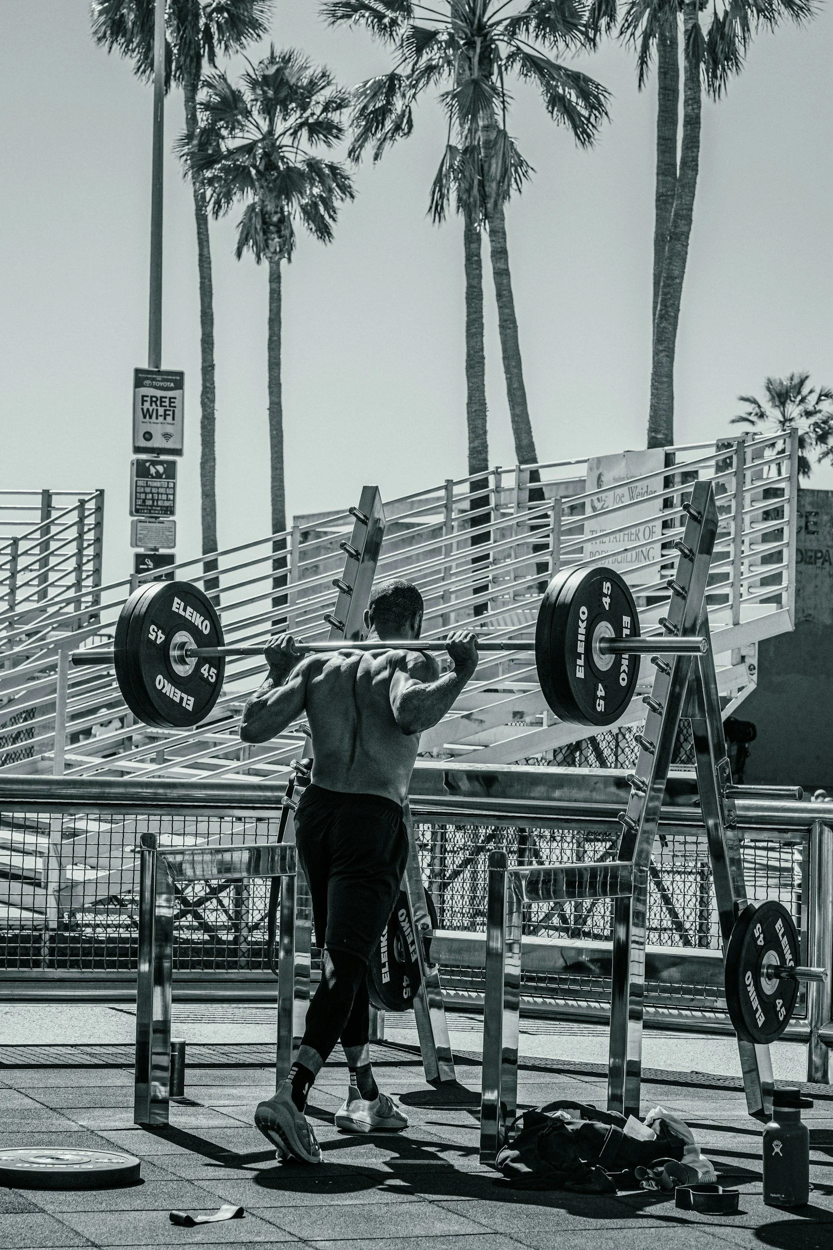 How to Combine Calisthenics and Weightlifting