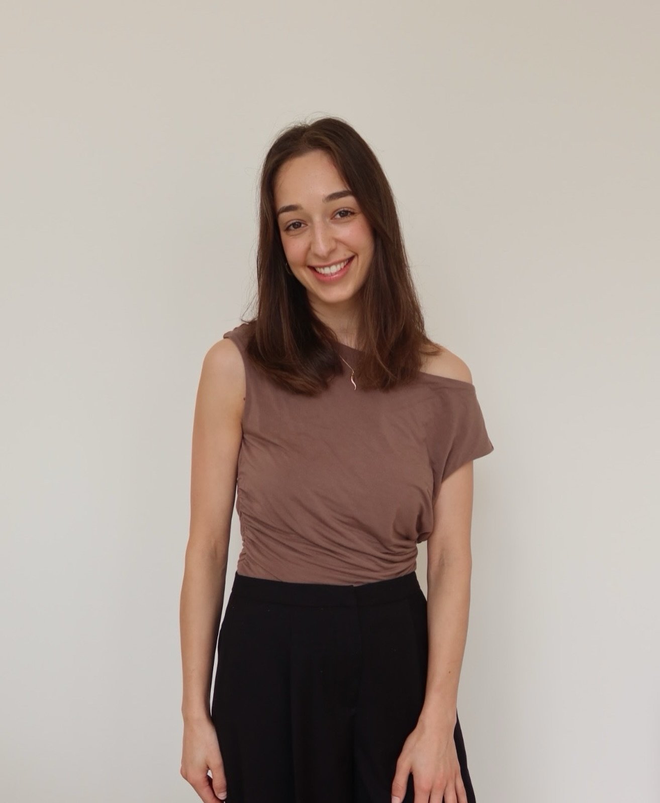 Alyssa ~ The warm heart behind so many of your Meraki moments 🤍

Alyssa brings such a naturally caring and nurturing energy to the clinic. She has an incredible eye for detail and takes the time to truly listen, making every client feel comfortable,