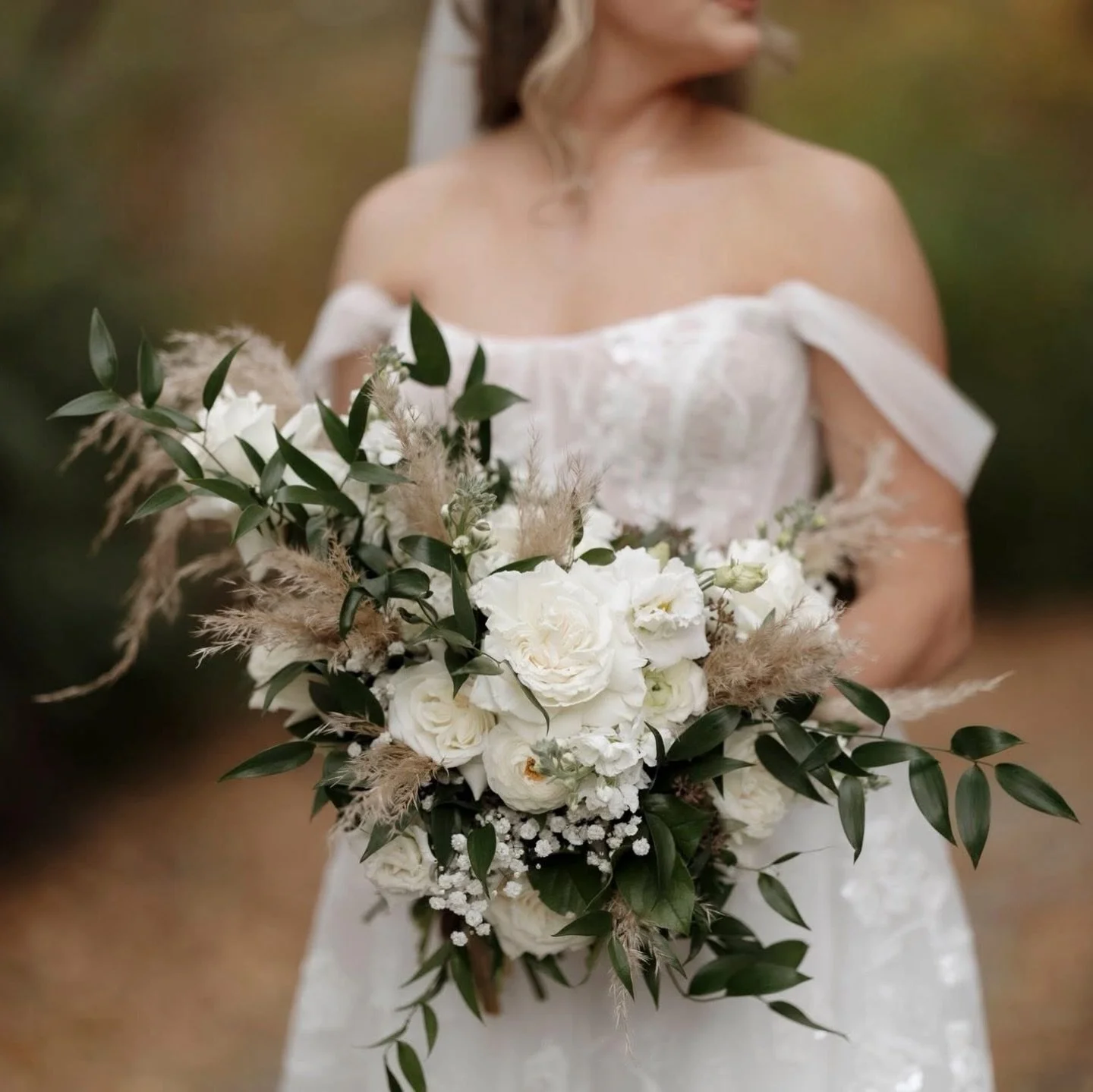 Paige&rsquo;s bouquet was a classic all-white arrangement with layered greenery, featuring baby&rsquo;s breath, roses, and ranunculus. 🤍🌿

Over time, white florals can naturally shift in tone, so I carefully color-corrected each bloom to restore th