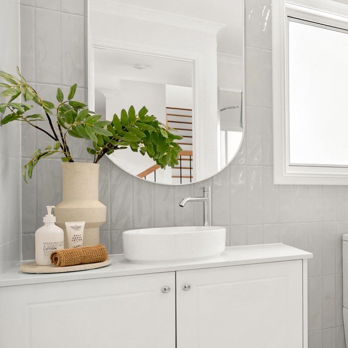 Looking to revamp an old and outdated bathroom? 🛀 Erin &amp; Grace our in-house Interior Designers can help you plan, map out and design a beautiful new space 💫

This beauty was the work of @activates_construction 💛⚒️

📸 @real_scope_brisbane 
⚒️ 