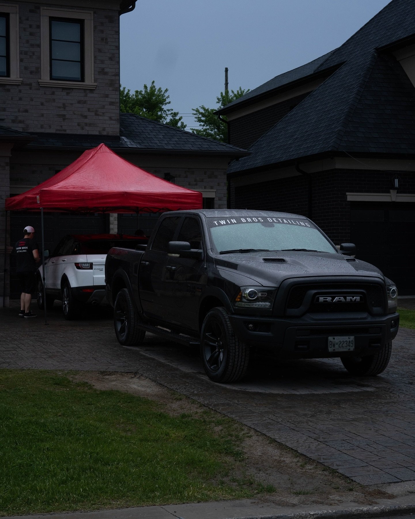 Rain or shine we make it happen 🚗🚗
-
-
-
Range Rover brought complete detail inside and out with a side of tear drops from the sky 

Book your Appointment⬇️
📍King | Oakville 
🚗 DM us for availability 
🚗 www.twinbrosdetailing.com⁣⁣
🚗 Call us @ 6