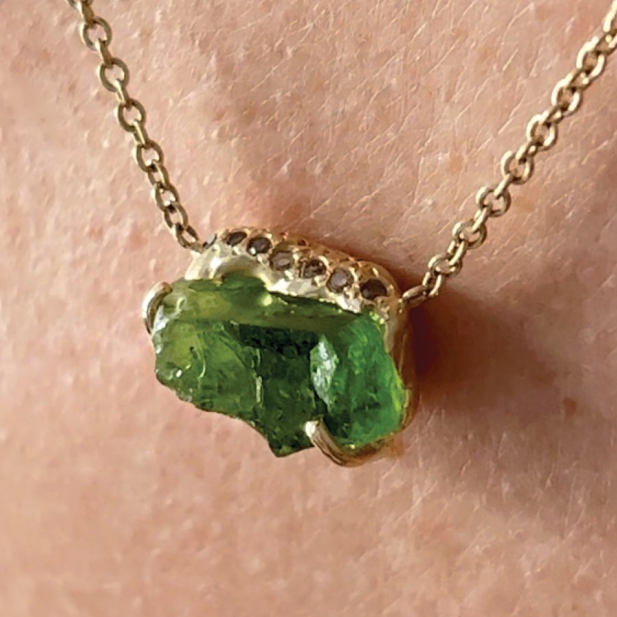 Raw peridot gold necklace - NicteShop