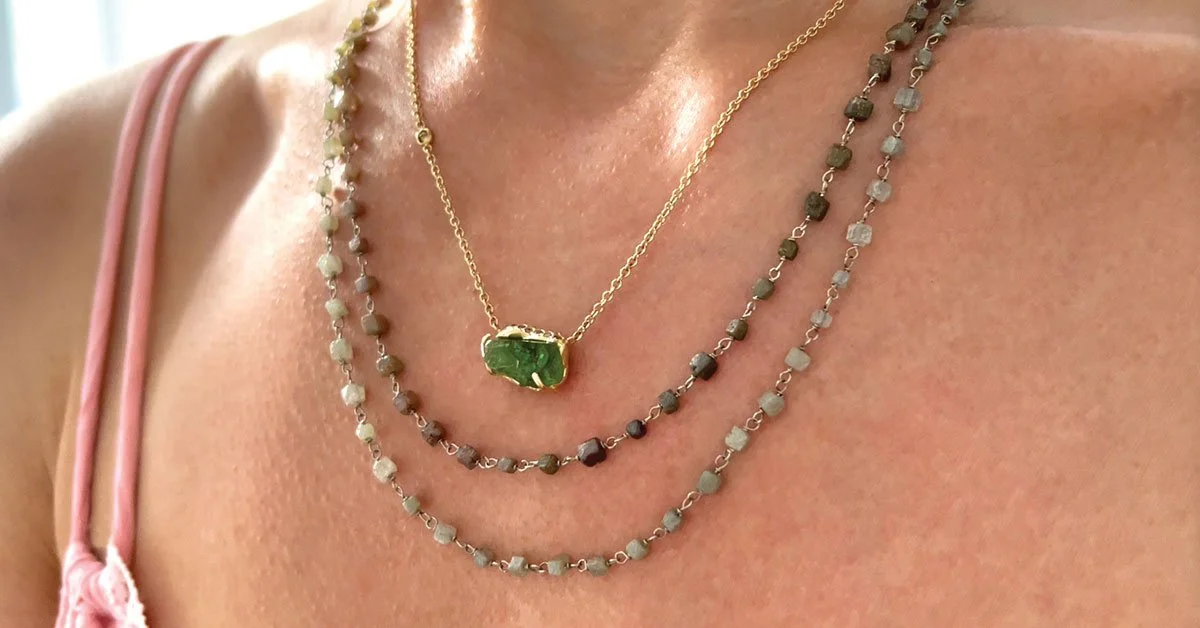 green-gemstone-necklace-colored-diamond-sautoir-worn-on-woman.jpg