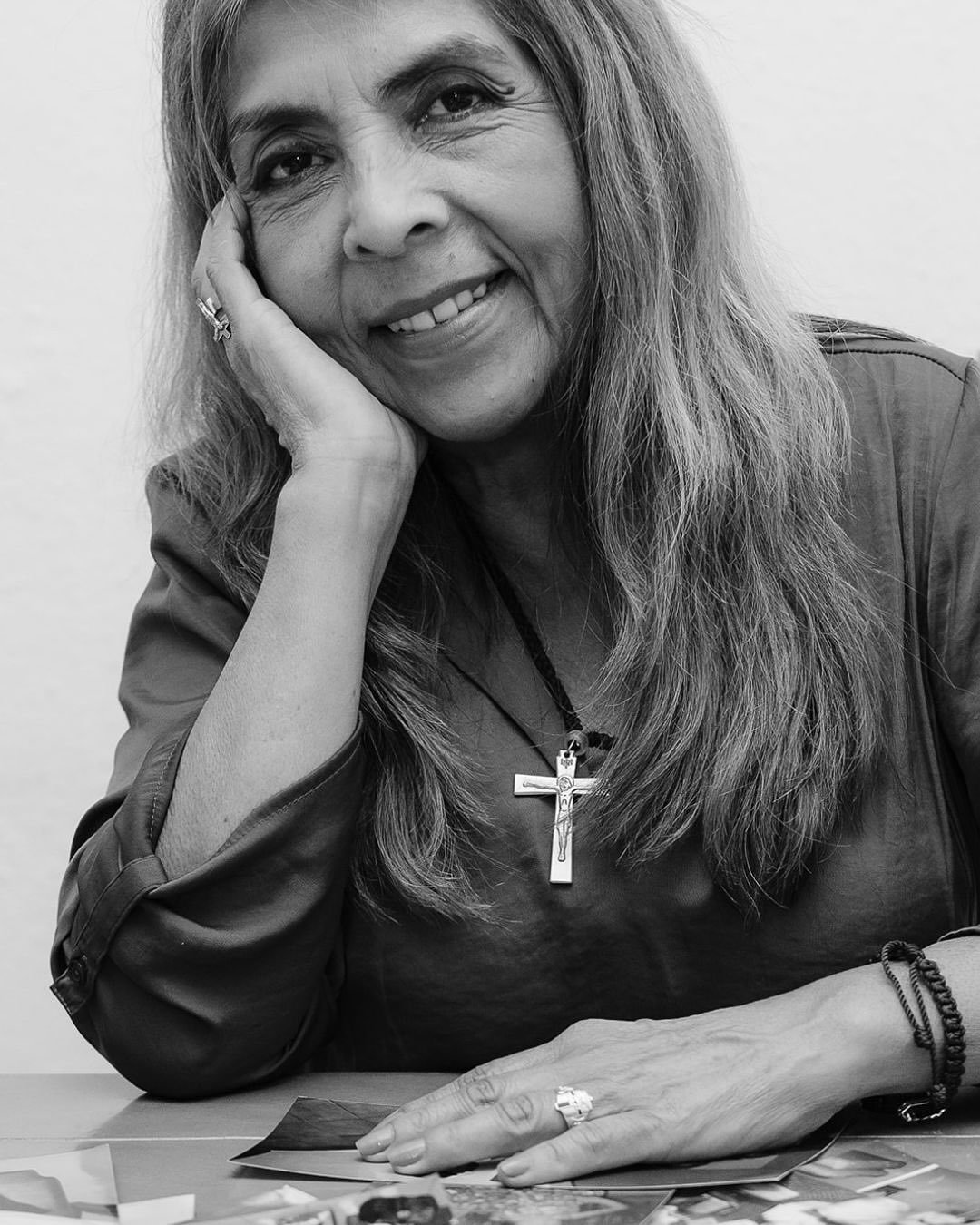 Hoy tuve una de las sesiones m&aacute;s significativas que he hecho: fotografiar a mi mam&aacute;. Pero esta no fue una sesi&oacute;n cualquiera. Fue un viaje a trav&eacute;s de su propia historia, contada con las fotograf&iacute;as que ella misma ha