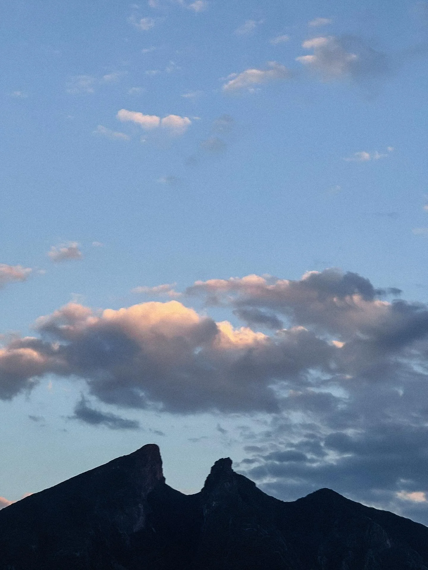 Se divisa el panorama cuando empieza a anochecer.
