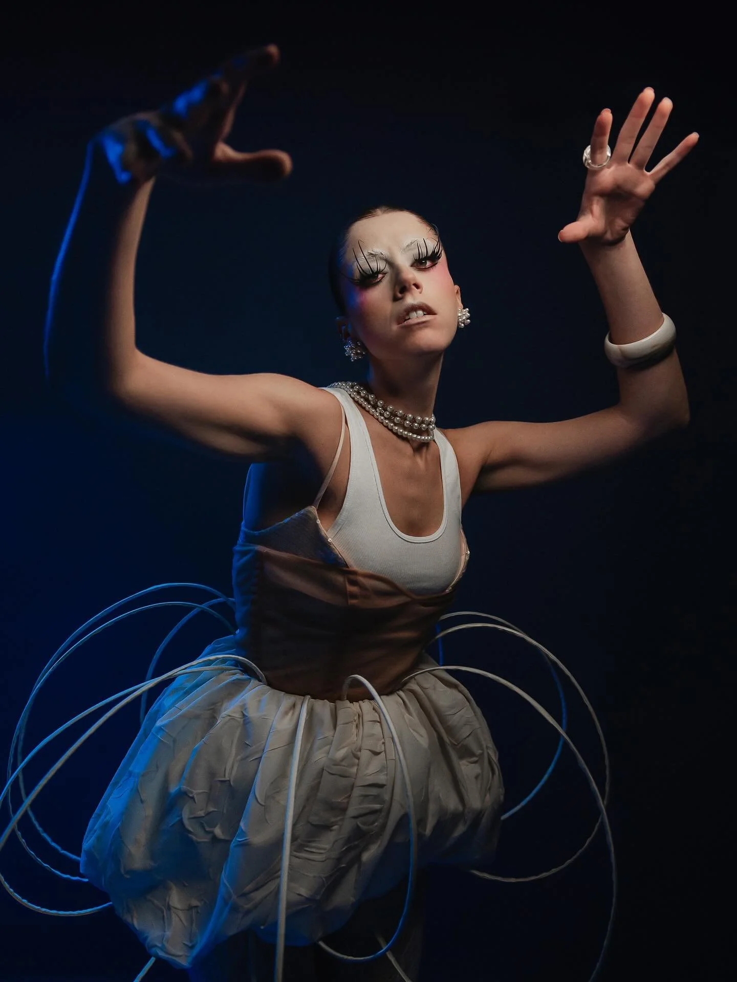 Where shadows meet sapphire. 

Workshop/Producci&oacute;n @fotografiaconanne 
Stylist @yess.valtierra 
Estudio @agenciablanca 
MUA @lajuliaaaaa 
Modelos @amedellano