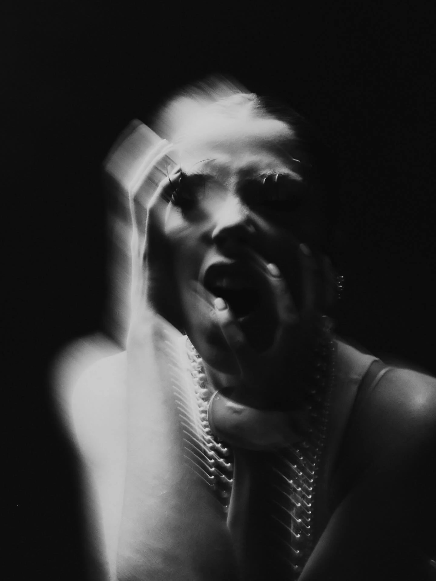 She&rsquo;s the main act.

Workshop/Producci&oacute;n @fotografiaconanne 
Stylist @yess.valtierra
Estudio @agenciablanca
MUA @lajuliaaaaa 
Modelos @amedellano