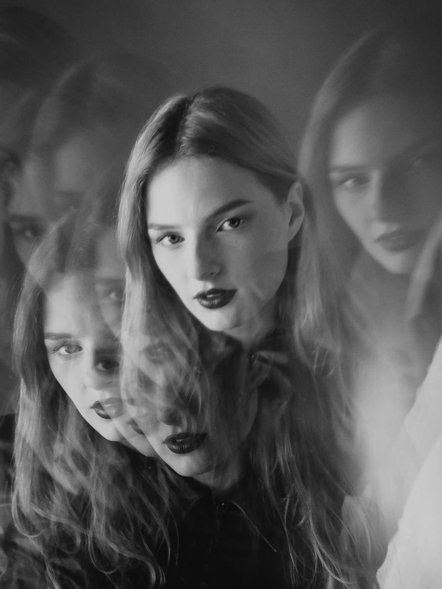 Lo OBSESIONADA que estoy con los reflejitos en las fotos. La manera en c&oacute;mo siempre aparecen de manera diferente, le dan un toque m&aacute;s art&iacute;stico y no s&eacute;&eacute;&eacute;&eacute; ni c&oacute;mo explicarlo jaja pero ME ENCANTA