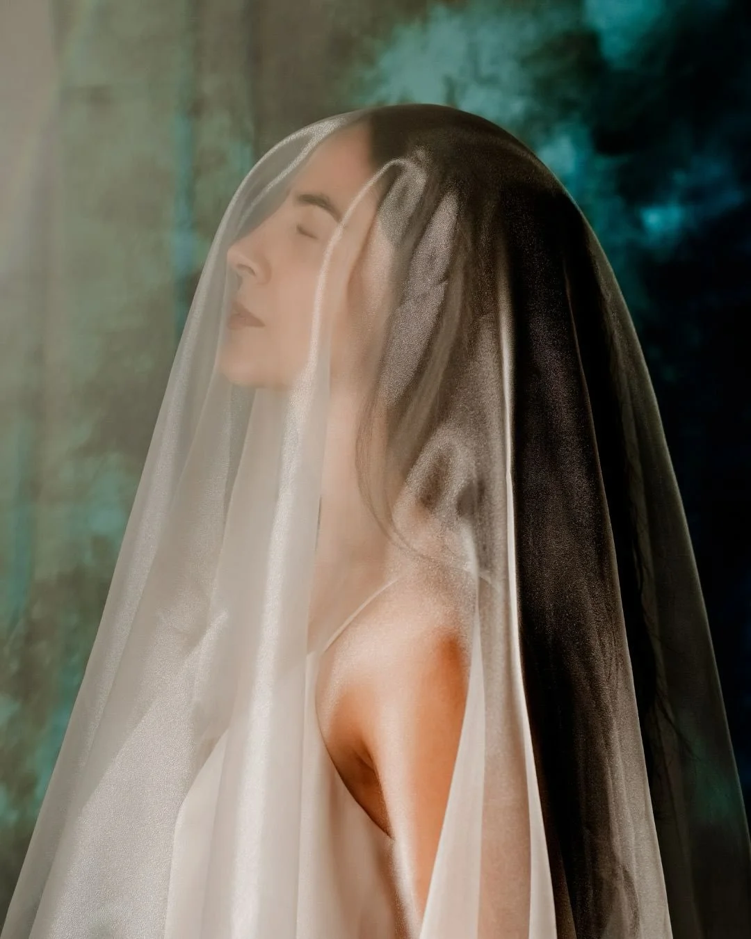 Exploro lo et&eacute;reo, lo &iacute;ntimo, lo que vive entre la luz y la sombra.
Ah&iacute; es donde me gusta crear.