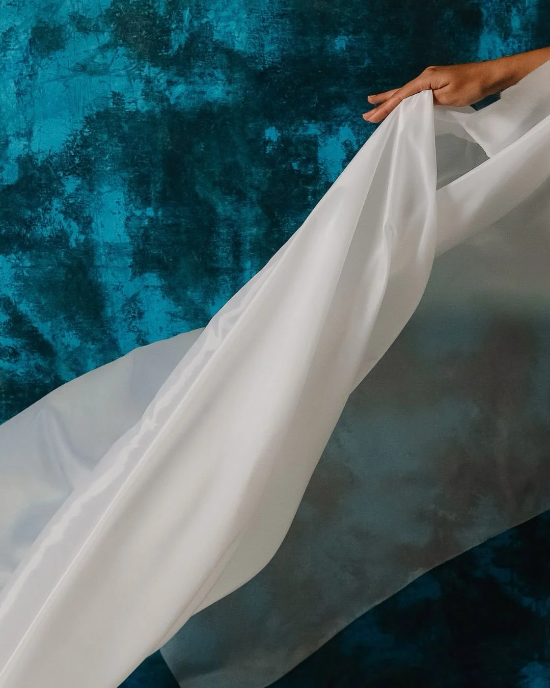 Toda historia tiene un punto de contenci&oacute;n.
El cuerpo escucha antes de moverse.
El gesto se abre.
La imagen respira.

No es huida.
Es transformaci&oacute;n.