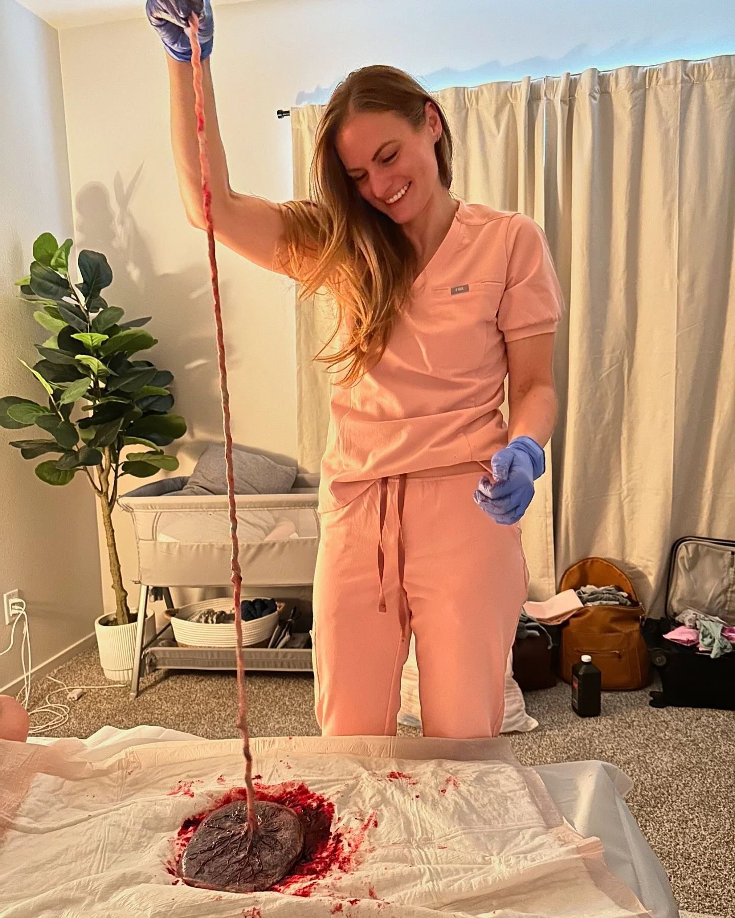 Let&rsquo;s talk umbilical cords-

First off this was easily the longest one I have ever had at a birth coming in at a whopping 42&rdquo;! 🤯

But there is so much fear around  baby having the cord wrapped around their neck. This is RARELY an emergen
