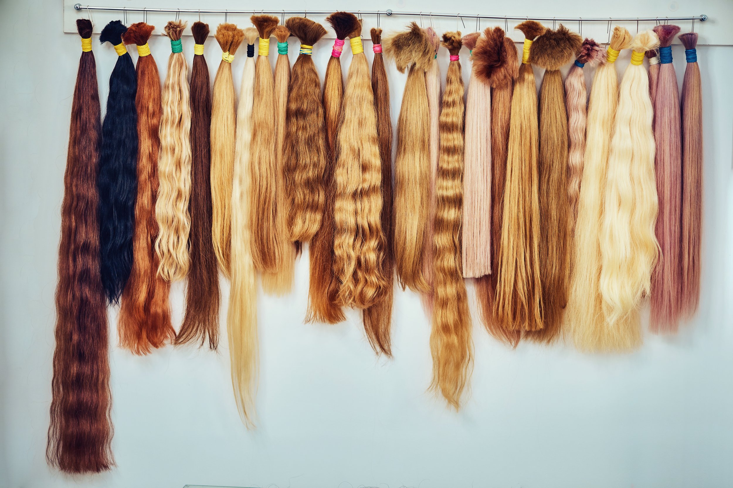 Premium-hair-extension-palette-with-color-samples-from-blonde-to-1098208008_6000x4000.jpeg